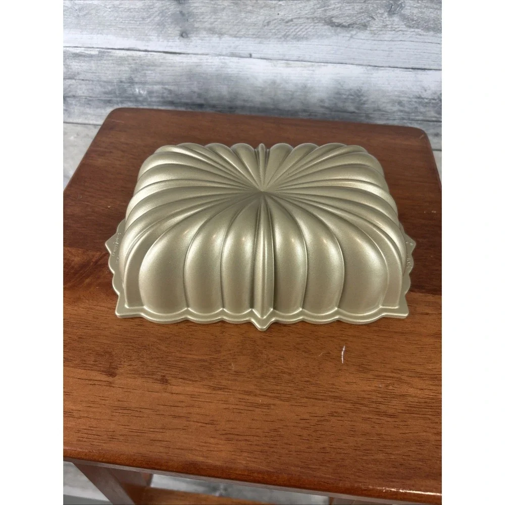 Nordic Ware Classic Fluted Loaf Pan 6 Cups 1.4L  Cast Aluminum Gold